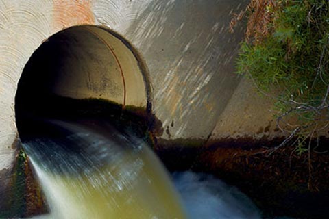 Imagen de bebidas en la industrial de aguas residuales en una pipa de agua 