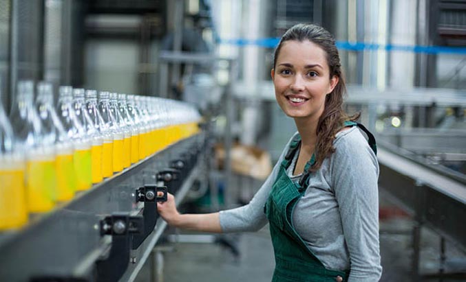 Un empleado de la industria en linea de embotellado